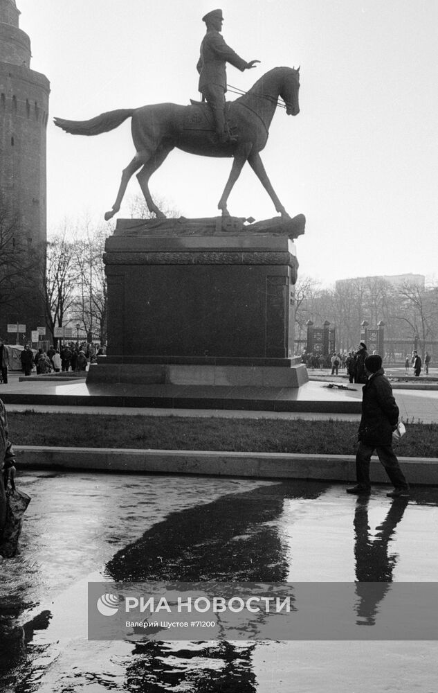 ПАМЯТНИК ЖУКОВУ