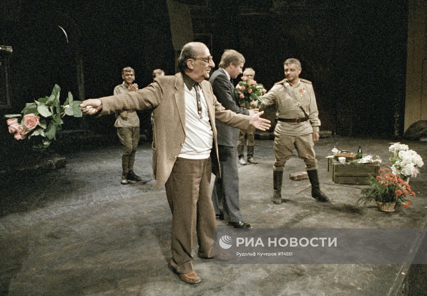 Г. Товстоногов и К. Лавров после премьеры спектакля "Рядовые"