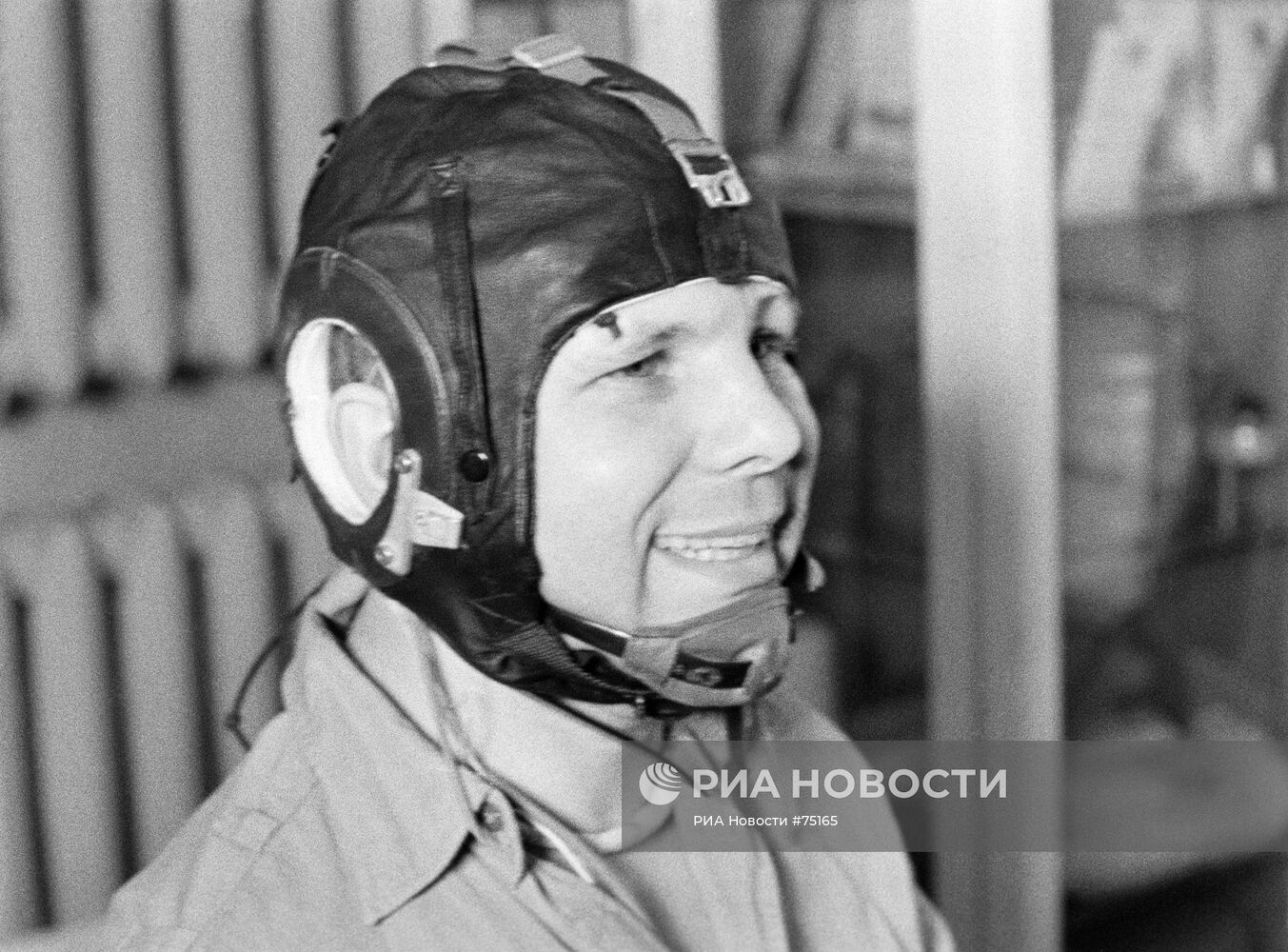 Юрий Гагарин перед тренировкой на центрифуге