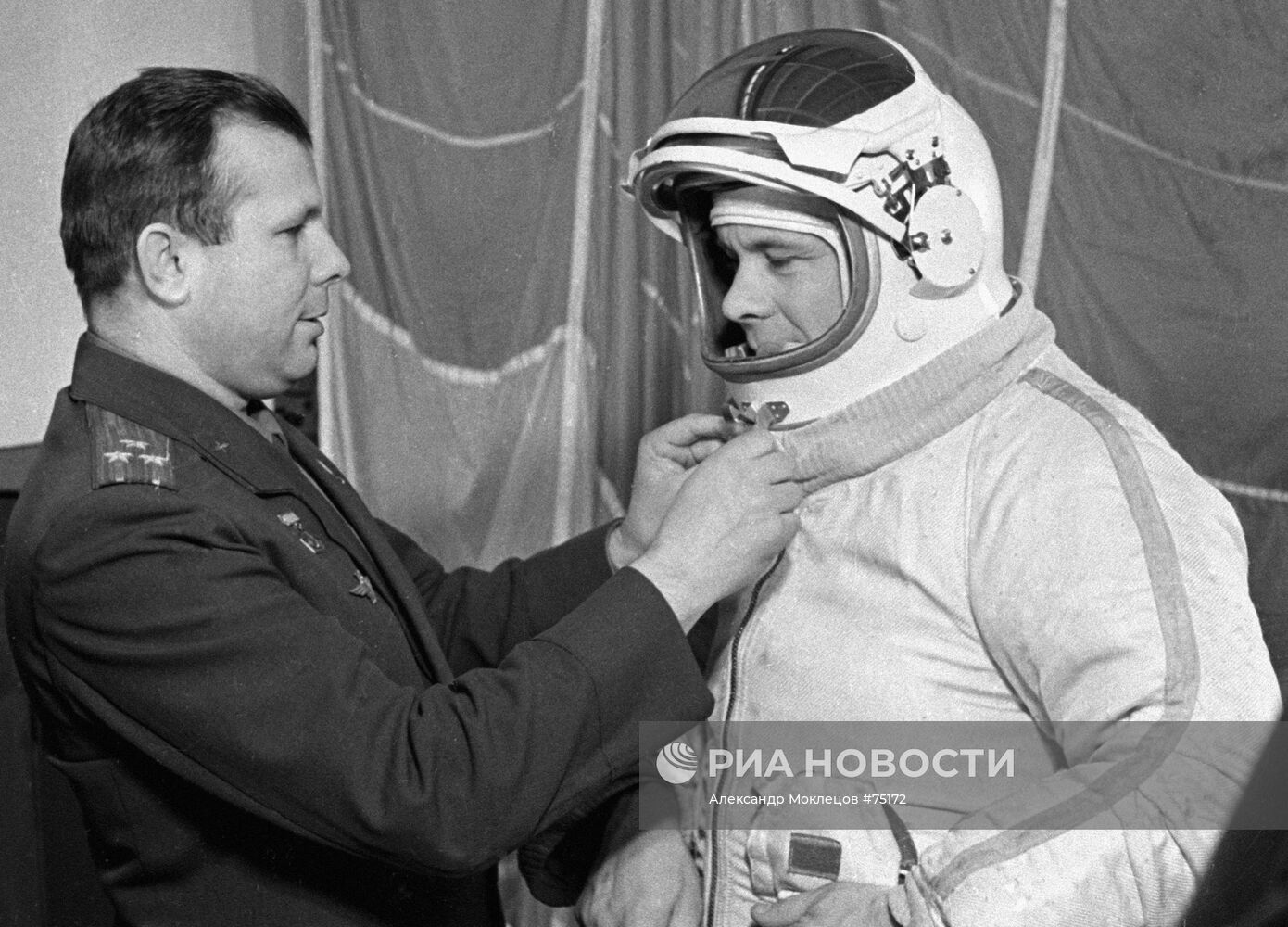 Юрий Гагарин помогает надеть скафандр Евгению Хрунову
