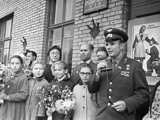 Юрий Гагарин на встрече со школьниками