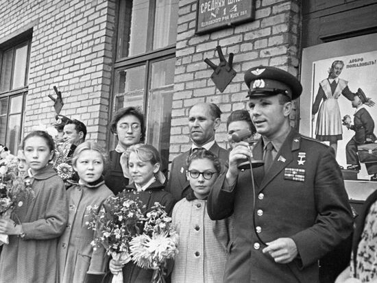 Юрий Гагарин на встрече со школьниками