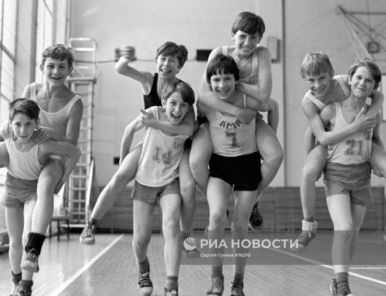 Дети на занятии в баскетбольной секции