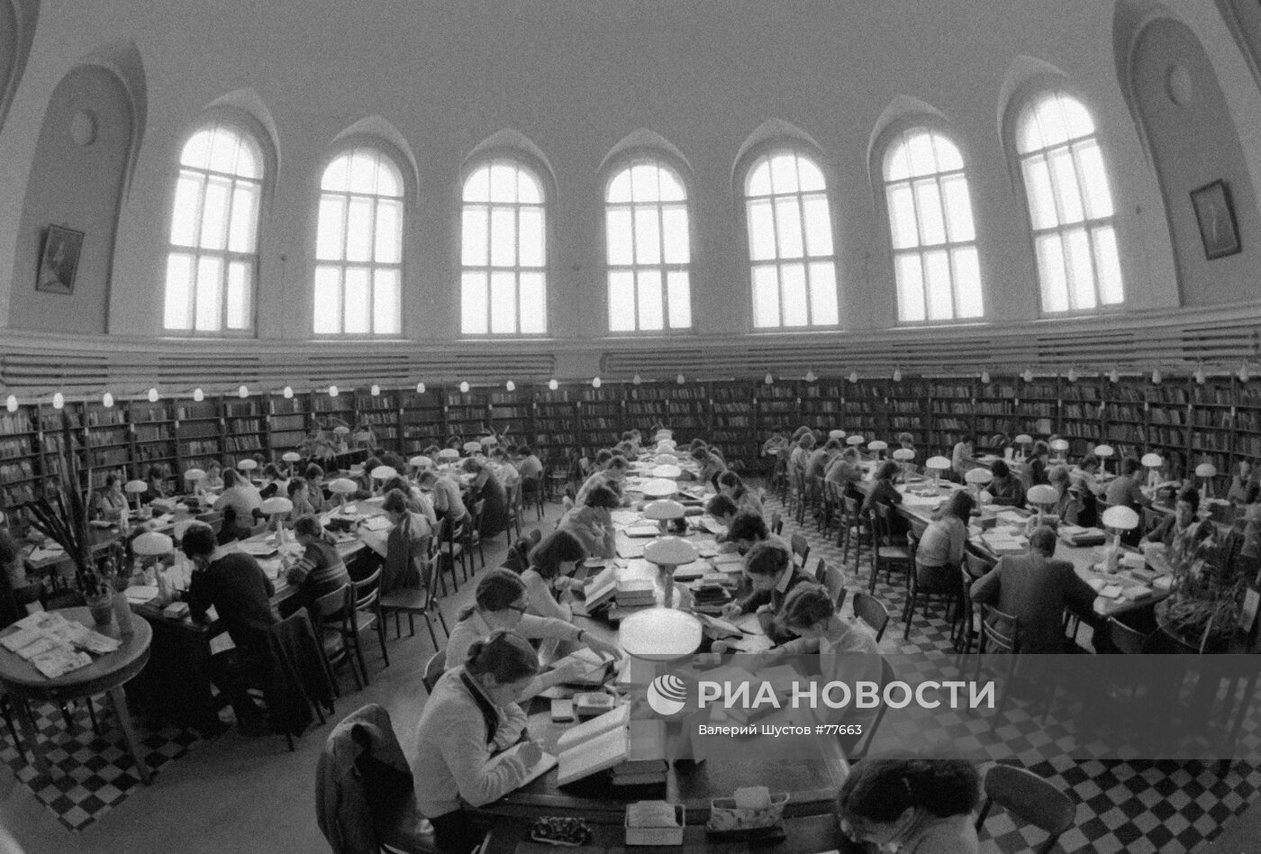 Reading hall. Библиотека Ломоносов в Москве СССР 1986. Библиотека финансовой Академии Кибальчича 1 фото читального зала 1996.