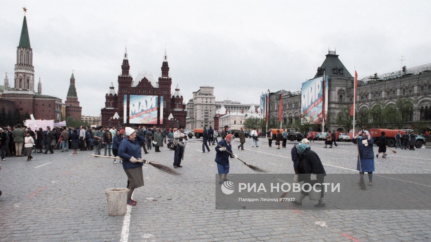 КРАСНАЯ ПЛОЩАДЬ ДВОРНИКИ