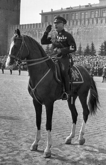 ВОРОШИЛОВ ПАРАД