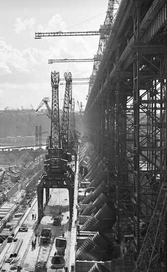 Братская гидроэлектростанция на реке Ангаре