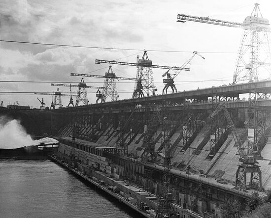 Братская гидроэлектростанция на реке Ангаре