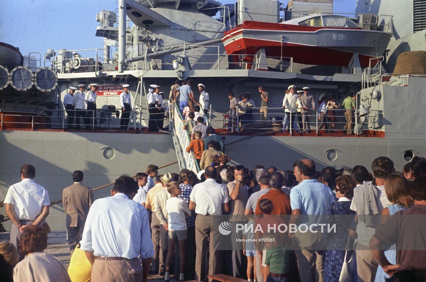 Советские военные корабли принимают посетителей в порту Сплит