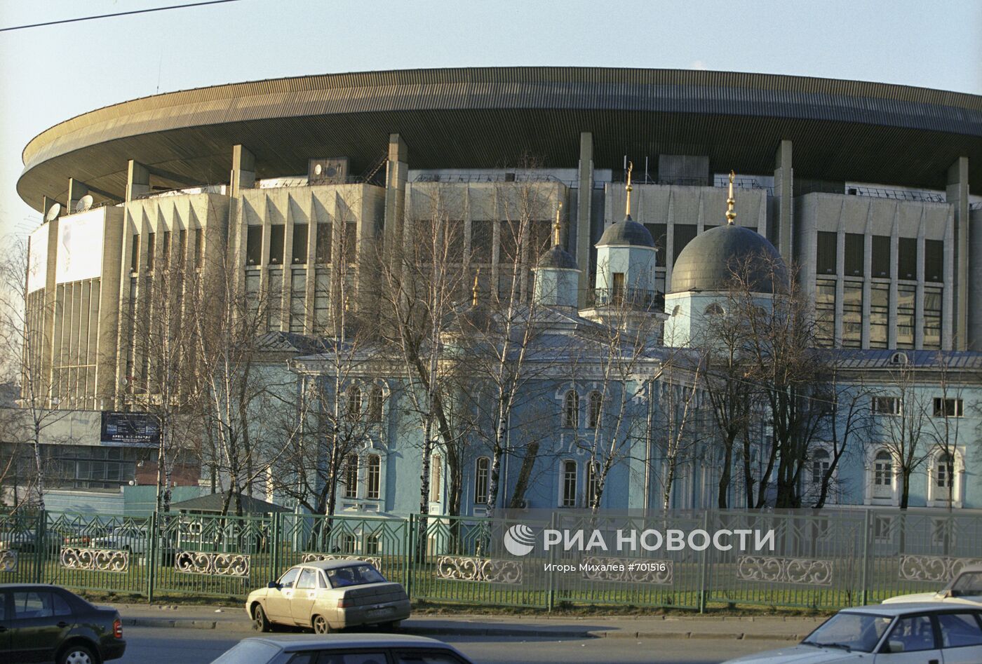 Вид на спорткомплекс "Олимпийский" и соборную мечеть