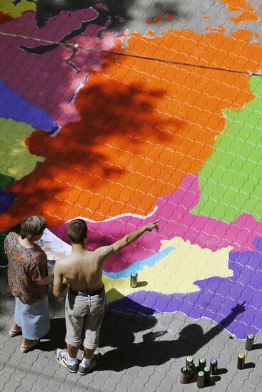 Художники граффити рисуют карту России