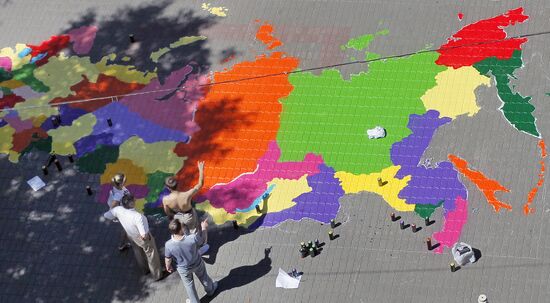 Художники граффити рисуют карту России