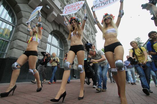 Активистки женского движения FEMEN