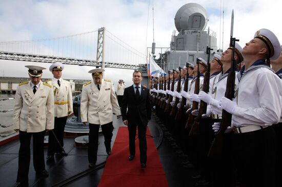 Дмитрий Медведев посетил ракетный крейсер "Варяг"
