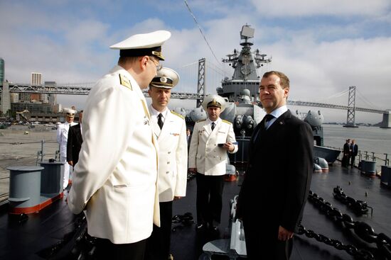 Дмитрий Медведев посетил ракетный крейсер "Варяг"