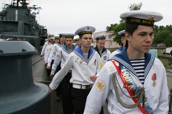 Церемония вручения аттестатов кадетам на эсминце "Настойчивом"