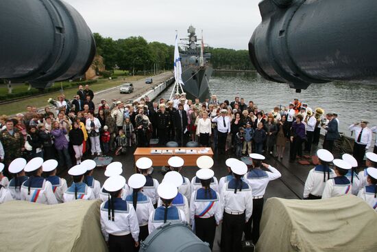 Церемония вручения аттестатов кадетам на эсминце "Настойчивом"