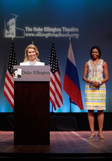 С. Медведева и М.Обама посетили школу искусств в Вашингтоне