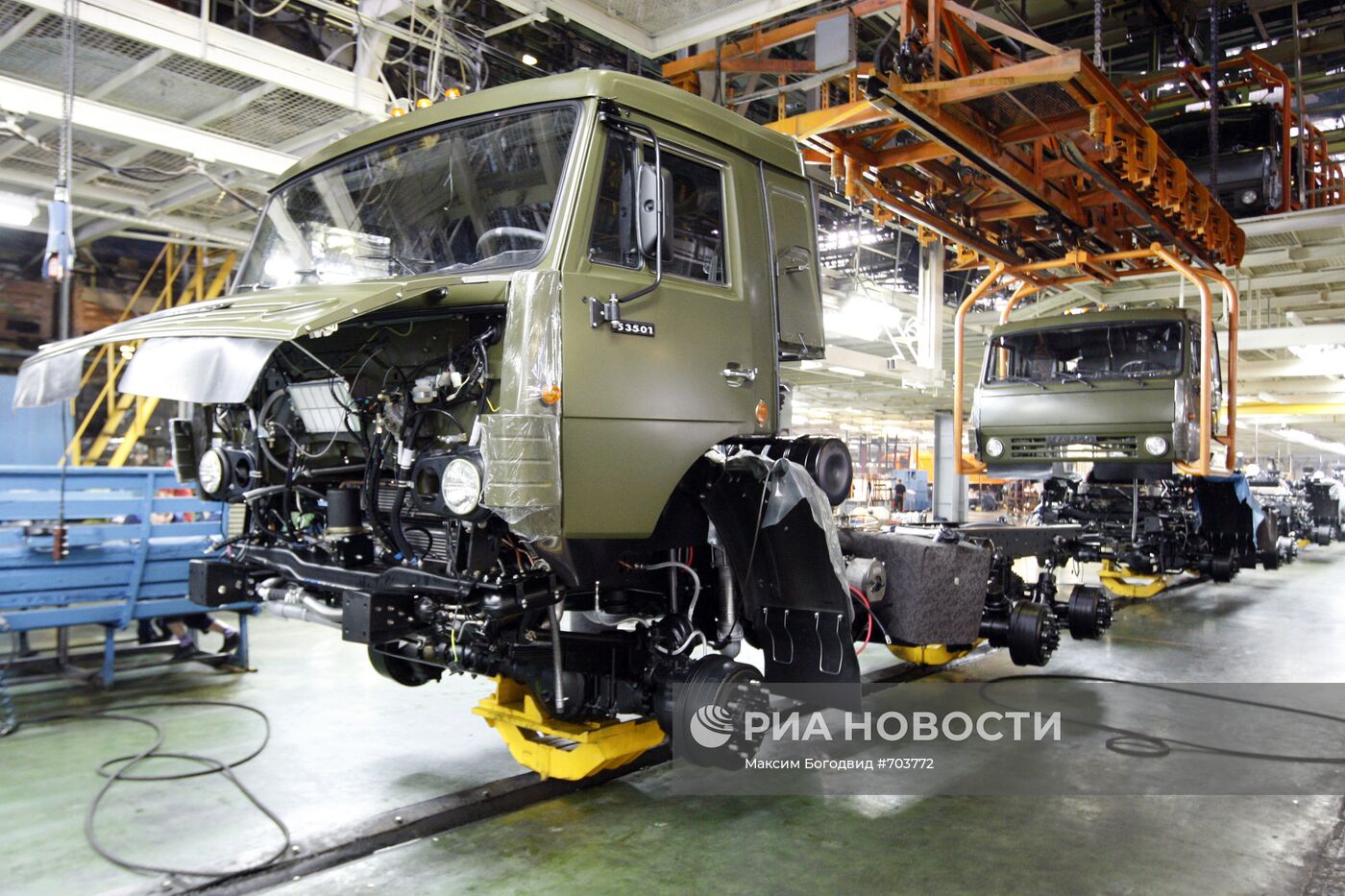 Главный сборочный цех на заводе "КАМАЗ"