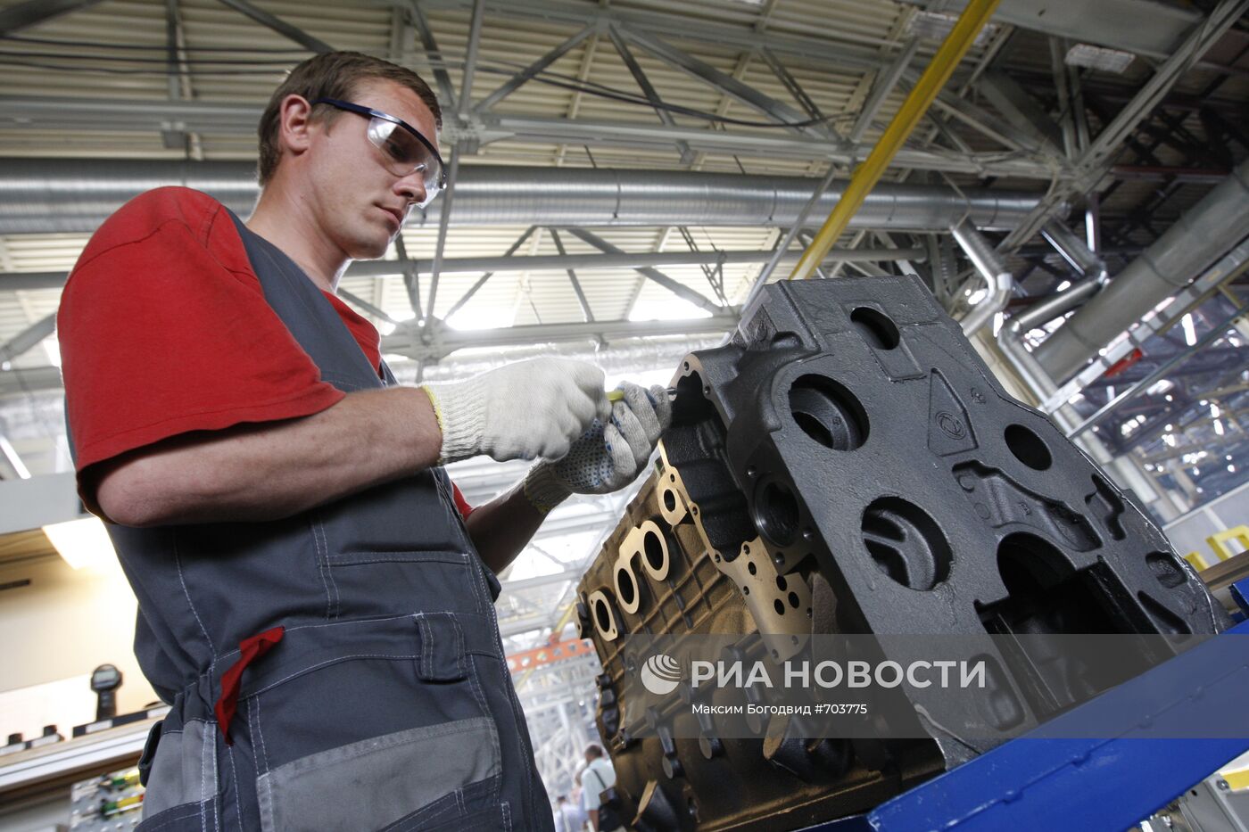 Линия обработки головки блока цилиндров на заводе "КАМАЗ"