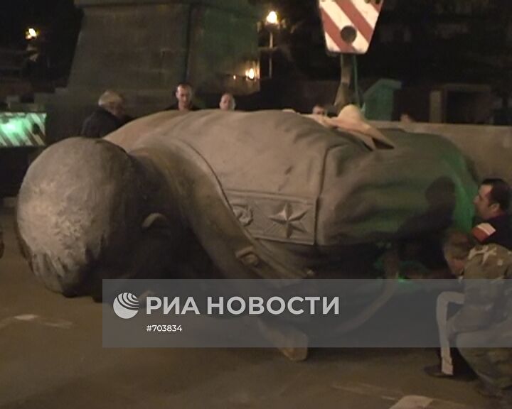 Демонтаж памятника Сталину в городе Гори