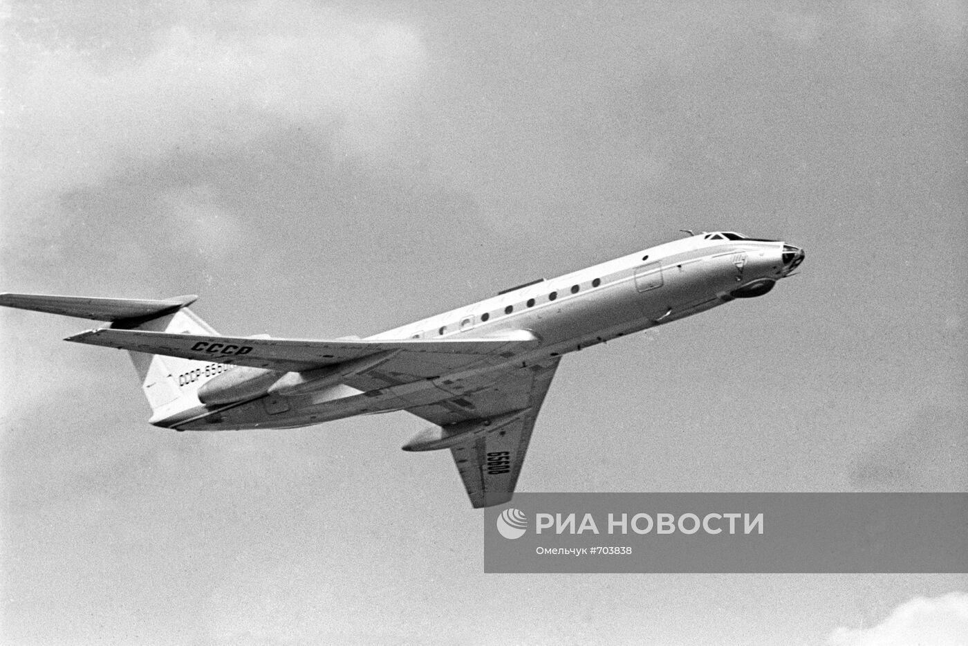 Самолет Ту-134 в полете