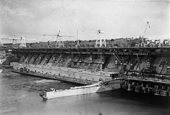 Братская ГЭС на реке Ангаре