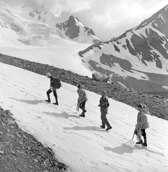 Советские альпинисты у подножья пика Ленина