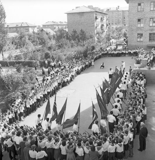 Фестиваль "Огонек пятнадцати дружных" в городе Фрунзе