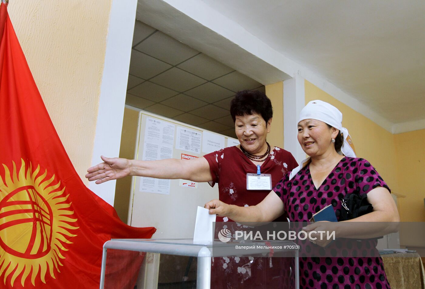 Голосование в день Конституционного референдума в Киргизии