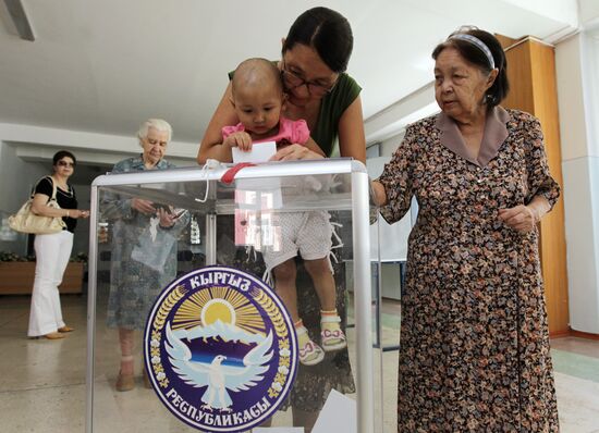 Голосование в день Конституционного референдума в Киргизии