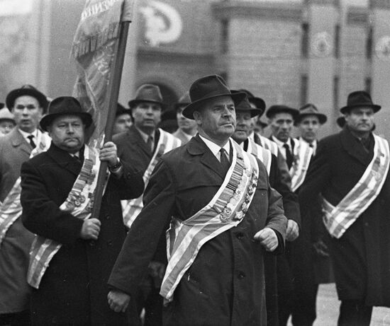 Ветераны труда на демонстрации 7 ноября 1967 года