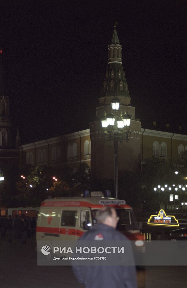 Взрыв у торгового комплекса на Манежной площади