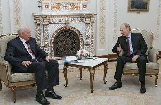 Встреча Владимира Путина с Николаем Азаровым в Ново-Огарево