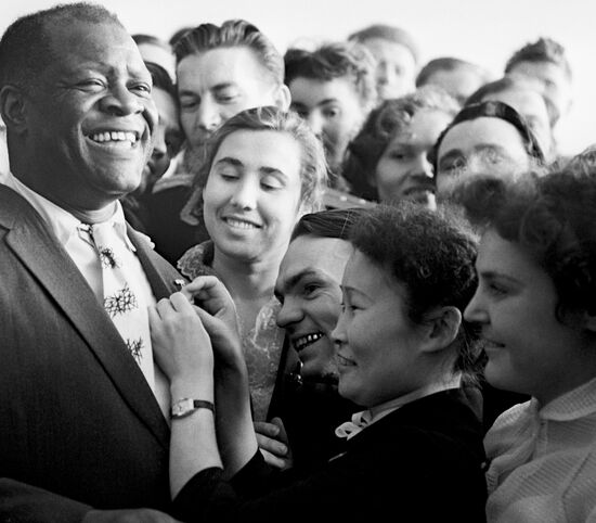 Делегаты XIV съезда ВЛКСМ и Г. Уинстон