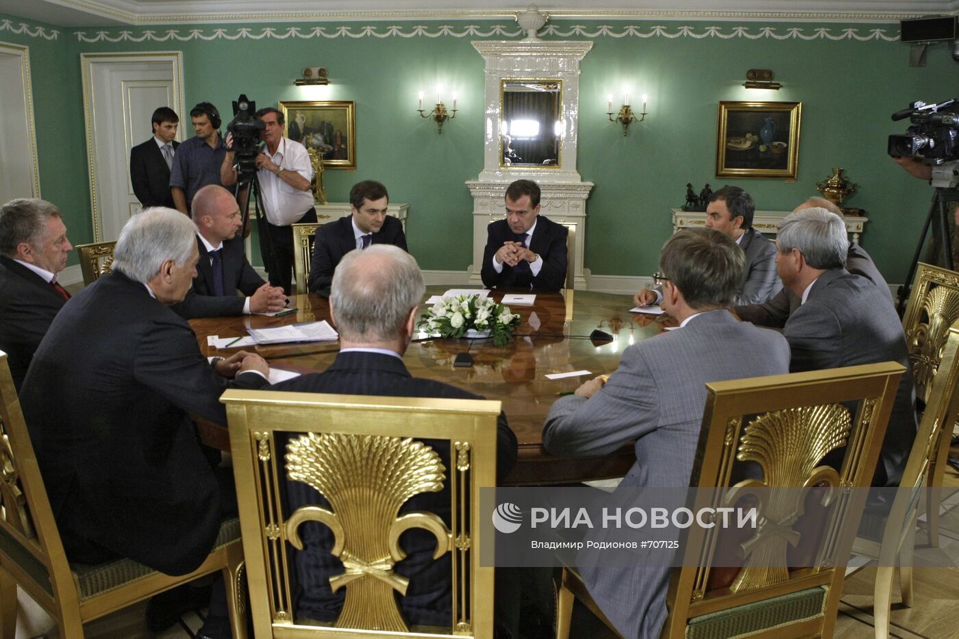 Д.Медведев провел встречу с главами политических партий