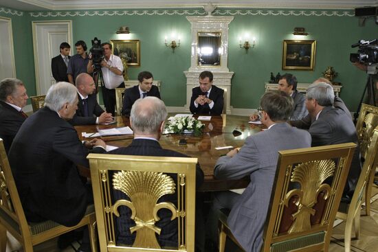 Д.Медведев провел встречу с главами политических партий