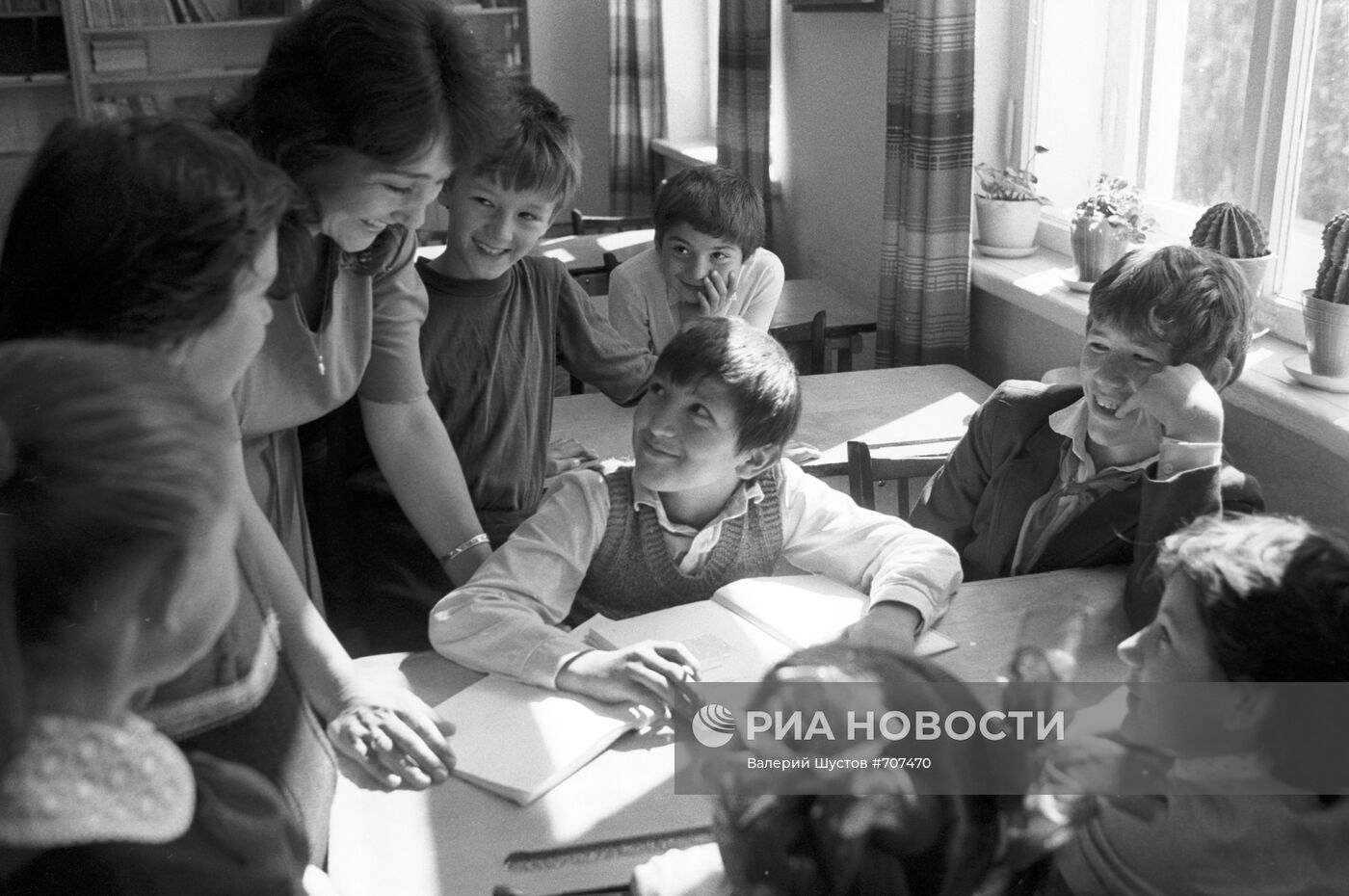Учитель Э. Муждабаева со своими учениками