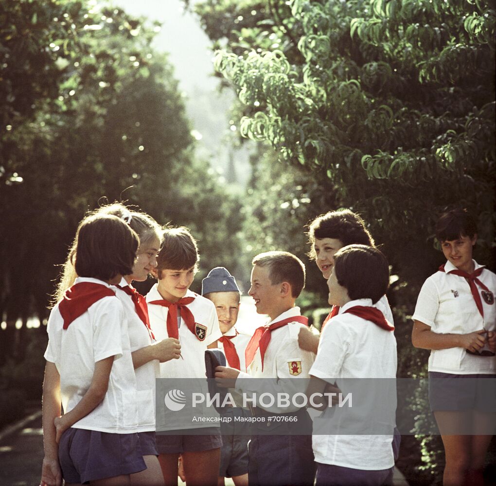 Болгарские и советские дети в лагере "Артек" имени В.И. Ленина
