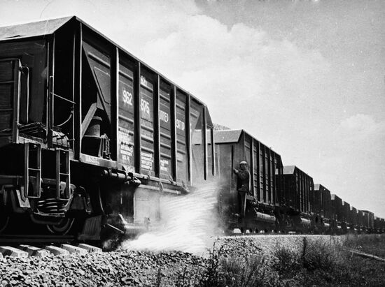 Хоппер-дозатор ЦНИИ-ДВЗ для перевозки и механической выгрузки