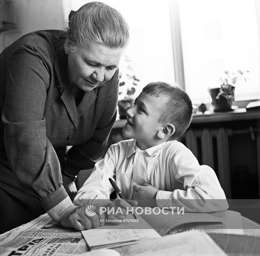 Пенсионерка Александра Черкасова с внуком