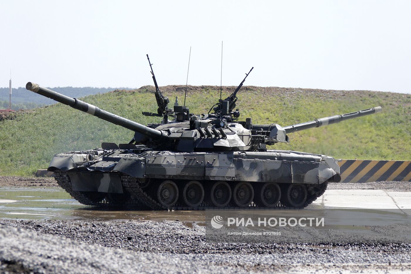Танки Т-90А и Т-80У
