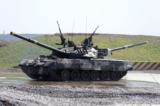Танки Т-90А и Т-80У