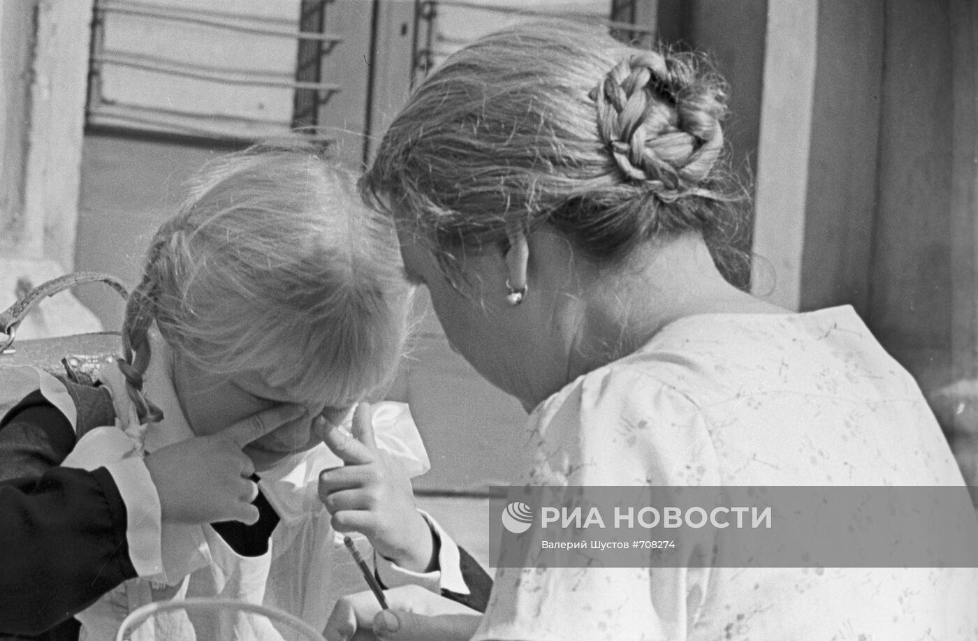 Первоклассница с мамой