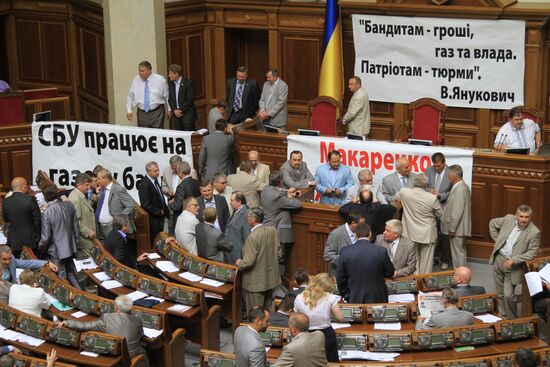 Депутаты БЮТ заблокировали президиум перед заседанием Рады