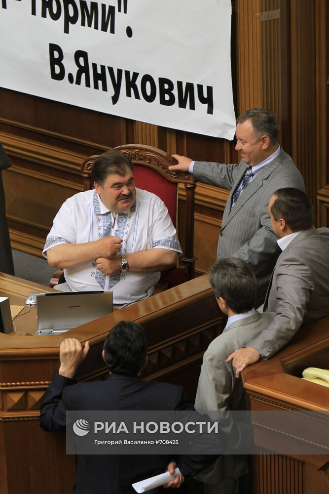 Депутаты БЮТ заблокировали президиум перед заседанием Рады