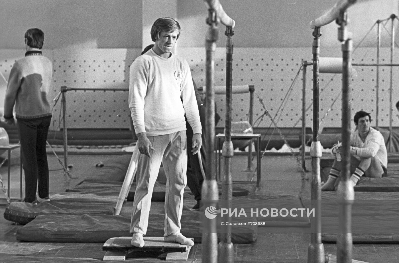 Чемпион мира по спортивной гимнастике Н.Андрианов на тренировке