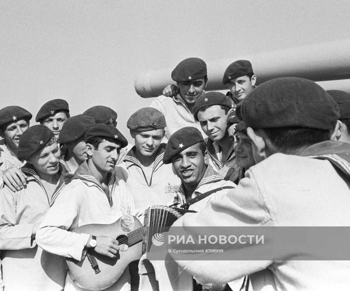 Матросы легкого крейсера "Дзержинский"