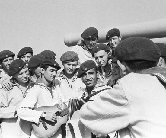 Матросы легкого крейсера "Дзержинский"