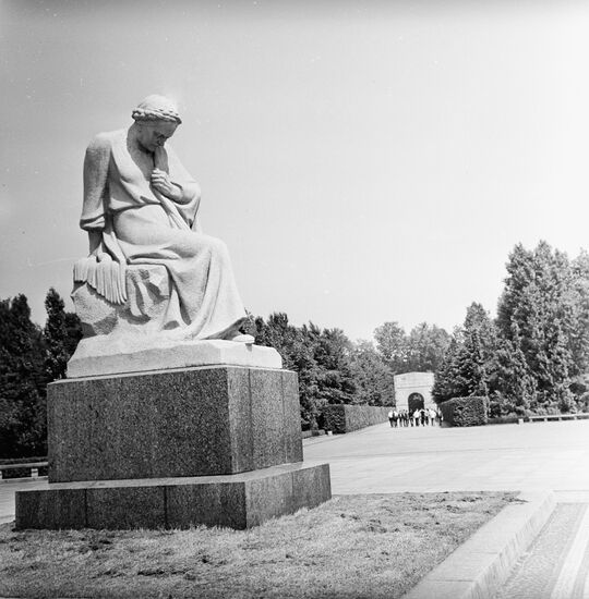 Скульптура "Мать" в Трептов-парке